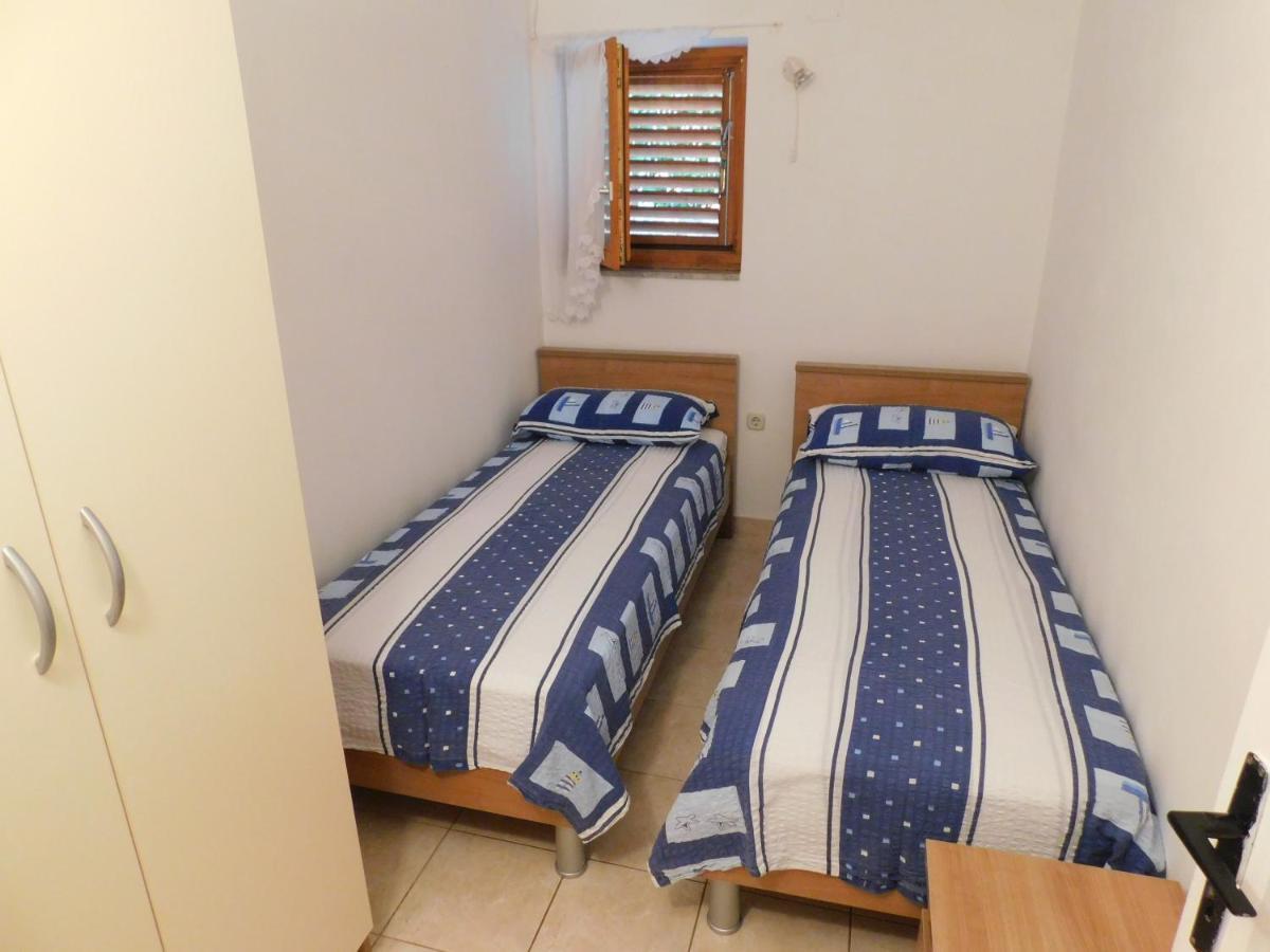 Apartments Marica Krk Town Buitenkant foto