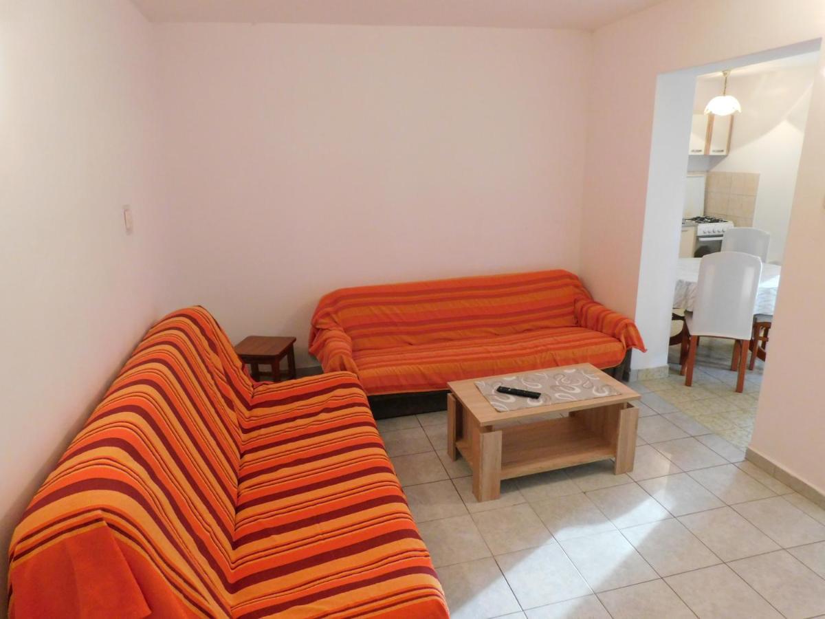 Apartments Marica Krk Town Buitenkant foto